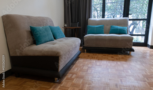 sala con sofás gris con cojines verdes y ventanal al fondo © Alfonso VargasTorres