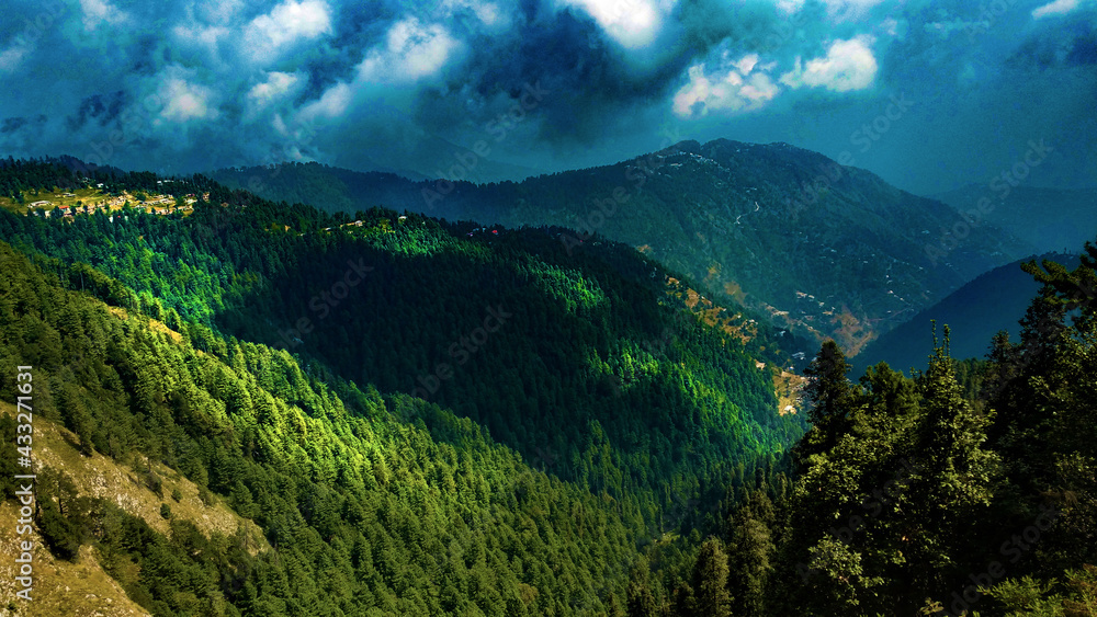 Obraz premium Green lush mountains with heavy clouds
