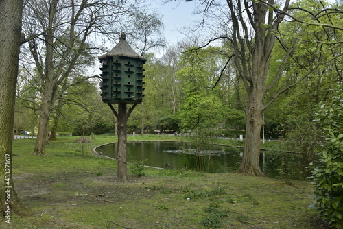 Le pigeonnier perché sur un poteau au milieu de la végétation luxuriante près de l'étang principal du parc Josaphat à Schaerbeek  photo