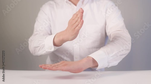 【手話】（男性の手）「ありがとう」