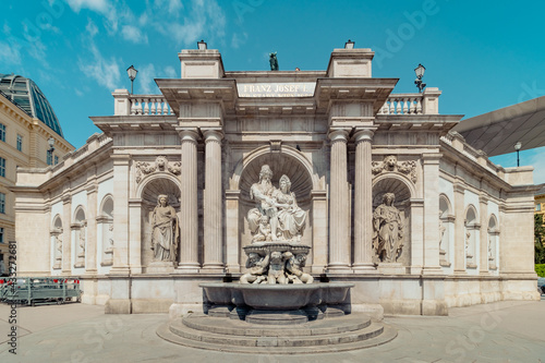 Der Albrechtsbrunnen, auch bekannt als Danubiusbrunnen am Albertinaplatz in Wien