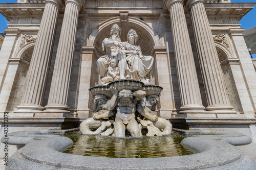 Der Albrechtsbrunnen, auch bekannt als Danubiusbrunnen am Albertinaplatz in Wien photo