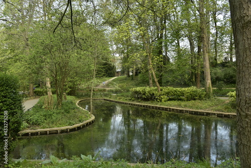 L'une des pièces d'eau sous la végétation luxuriante du parc Josaphat à Schaerbeek 
