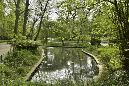 L une des pi  ces d eau sous la v  g  tation luxuriante du parc Josaphat    Schaerbeek 