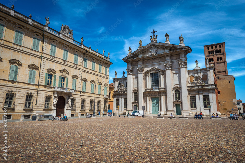 Obraz premium Sordello Square (Piazza Sordello) with the Saint Peter Cathedral in Mannerist style (Duomo di San Pietro Apostolo) and the Bishop Palace (Palazzo Bianchi) in Mantua downtown, Lombardy, Italy, Europe.