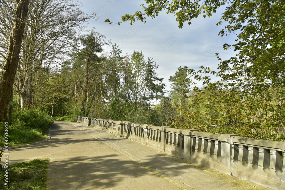 Piste cyclable et trottoir longeant la rambarde de pierre à l'avenue Van Praet à Laeken
