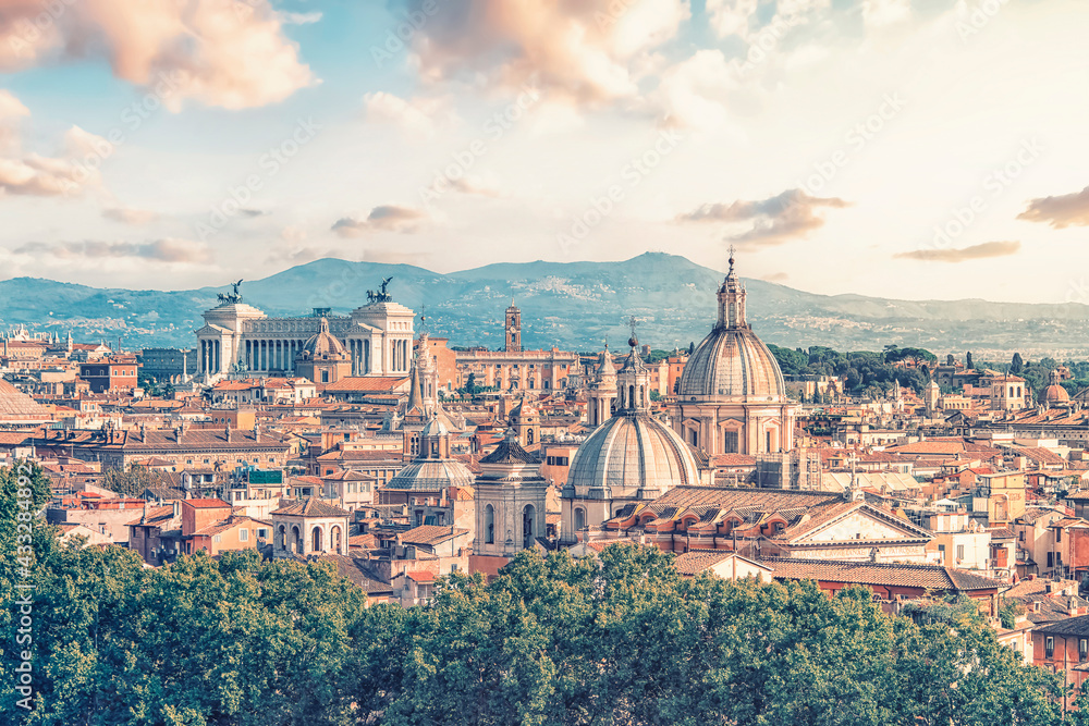 Obraz premium The city of Rome at sunset