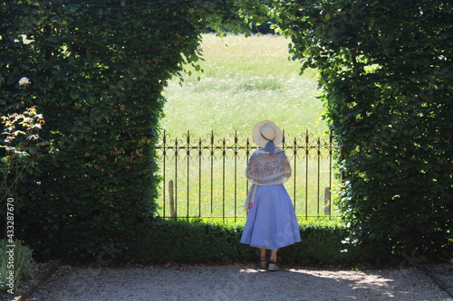 Wallpaper Mural femme à la barrière Torontodigital.ca