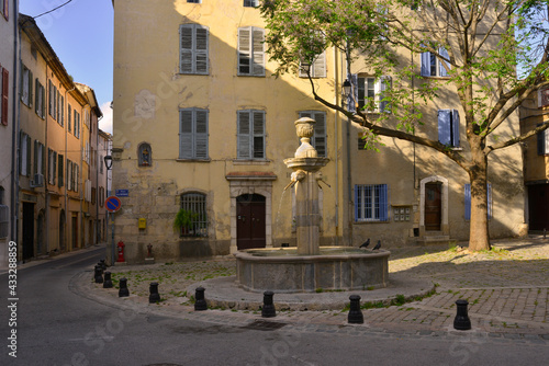 Place Jean Raynaud et sa fontaine à Brignoles (83170), département du Var en région Provence-Alpes-Côte-d'Azur, France