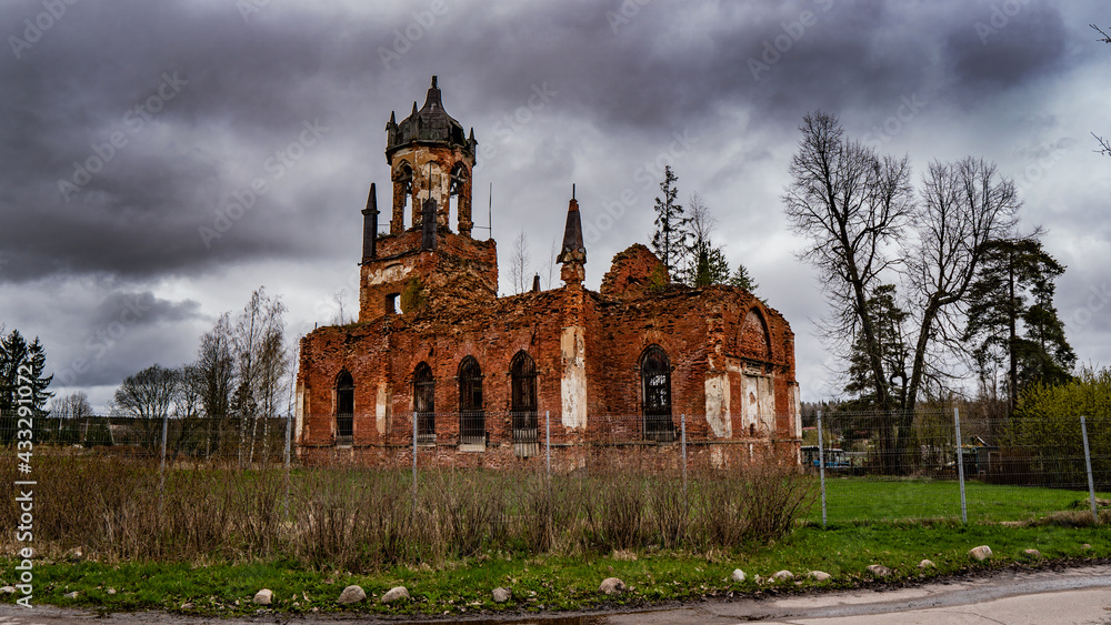 Obraz premium Church of the Holy Trinity — Orthodox Church in Andrianovo village , Russia