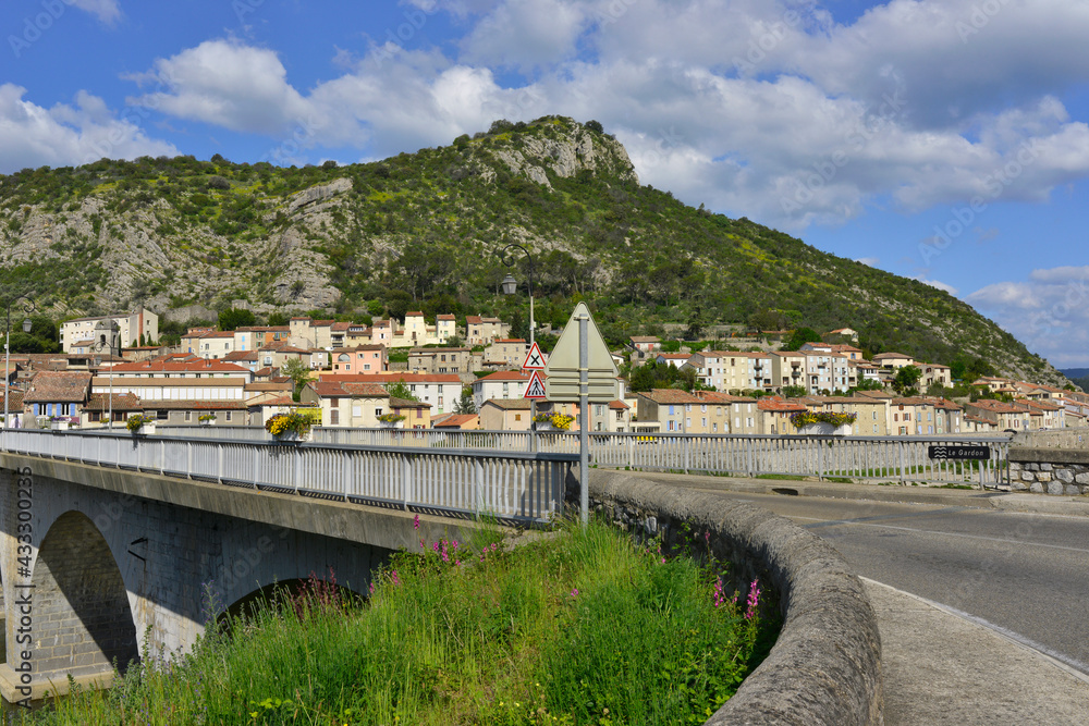 Sur le pont de la route D910A qui traverse la Gardon à Anduze (30140) au pied de sa montagne, département du Gard en région occitanie, France