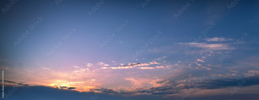 Fototapeta Krajobraz wieczorem lub rano, wschód lub zachód słońca. Panorama nieba.
