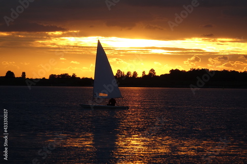 Segelboot auf dem Veerse Meer, Zeeland, abends