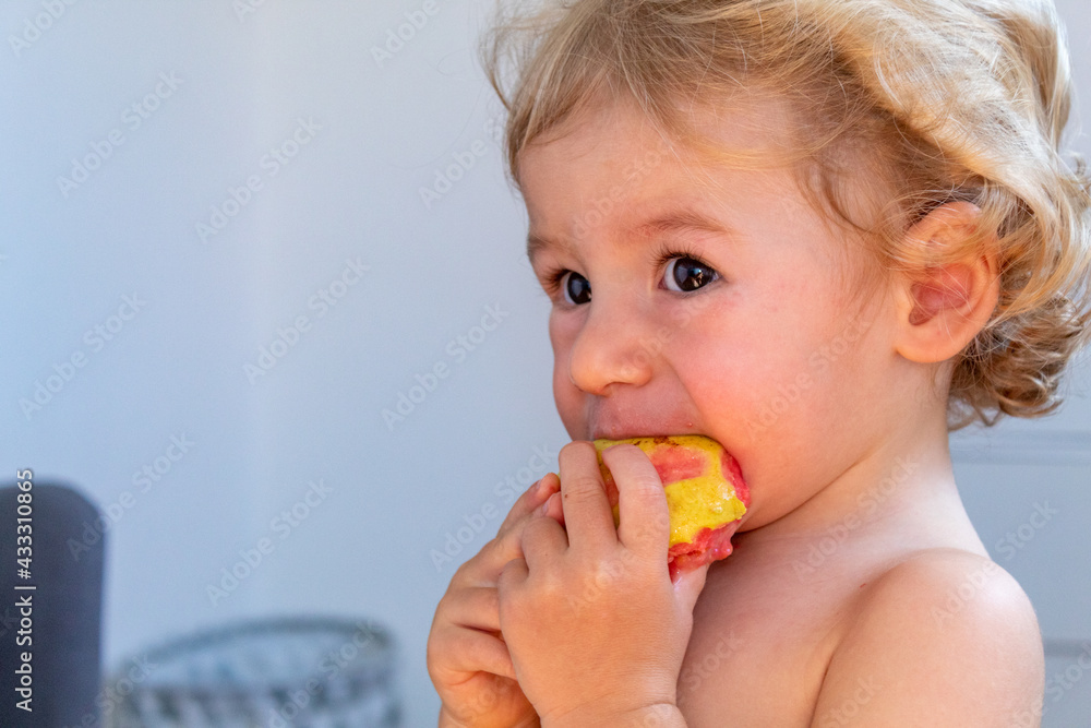 BEBÊ DE 1 ANO COMENDO GOIABA. CRIANÇA COMENDO GOIABA. BEBÊ DE 1 ANO COMENDO GOIABA. CRIANÇA COMENDO GOIABA.