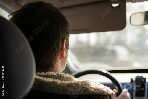 mężczyzna jadący samochodem © Karol