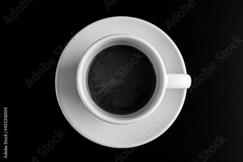 czarno białe zdjęcie kubka z kawą z góry