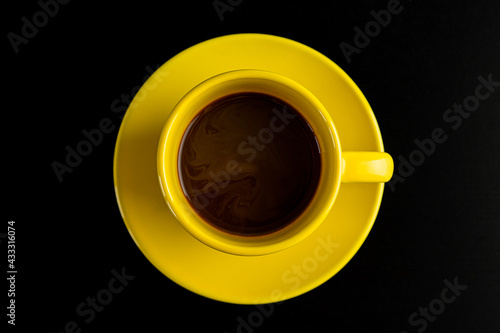 kolorowe zdjęcie żółtego kubka z kawą z góry © Karol