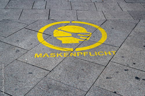 Gelbe Straßenmarkierung Maskenpflicht © Felix Marx