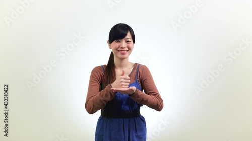 【手話】（女性）「日本へようこそ」