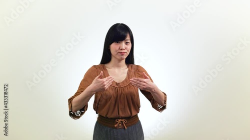 【手話】（女性）「必要」