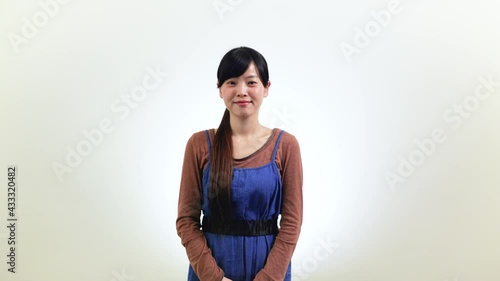 【手話】（女性）「緑」
