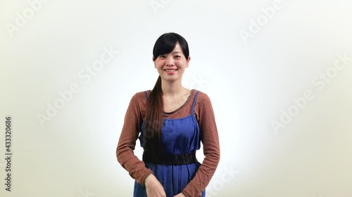 【手話】（女性）「友達登録お願いします」