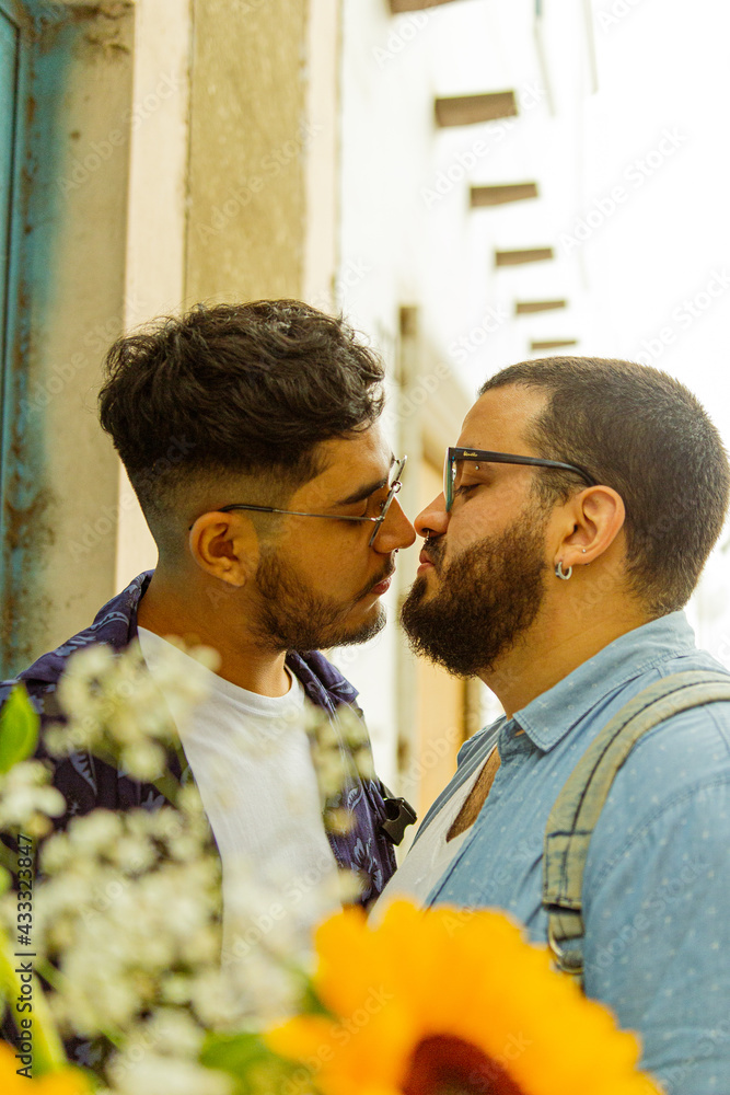 Retrato detalle de pareja de novios gay a punto de besarse en la calle  Photos | Adobe Stock