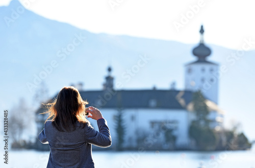 Sonnenanbeterinnen im Herbst/Winter vor dem Schloss Ort am Traunsee, Österreich, Europa - Sun worshipers in autumn / winter in front of Schloss Ort am Traunsee, Austria, Europe photo