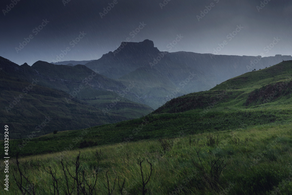 Obraz premium Rainy Day on the Amphitheatre - Royal Natal National park