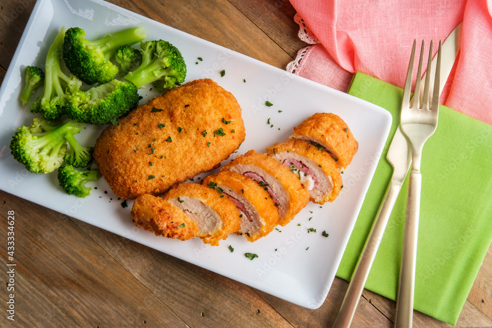 Fotografi Chicken Cordon Bleu Broccoli