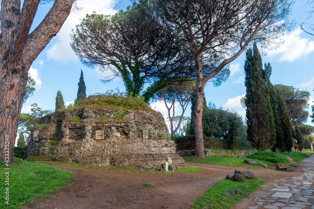 Φωτογραφία Detail of a tumulus tomb along the ancient appia, the road to Rome of the Roman Empire on a spring day