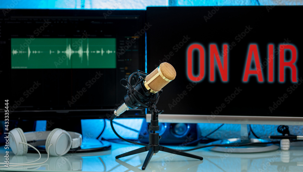 Mesa de trabajo de Blogger, con micrófono y computadora para transmisión de  podcast en lineá, con anuncio al aire y monitores Stock Photo | Adobe Stock