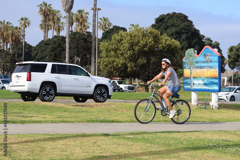 Φωτογραφία Woman Riding Her Bike on the Mission Bay Trail, San Diego, California