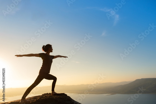 Fototapeta Naklejka Na Ścianę i Meble -  woman doing yoga on the mountain