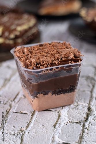 Pot Cake - Chocolate cake with brigadeiro and chocolate shavings