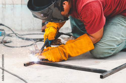 Fotografie Gas-free Welding Male Thread Automatic Wire Filling
