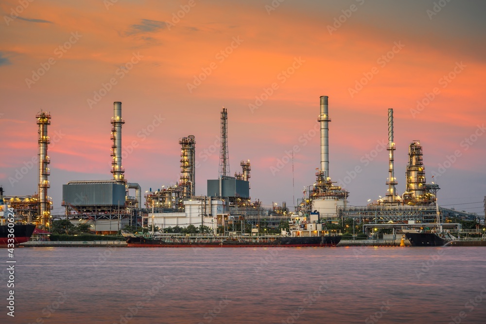 Obraz premium Oil refinery plant factory in industry economic zone. Petrochemical, petroleum, power energy and engineering concept