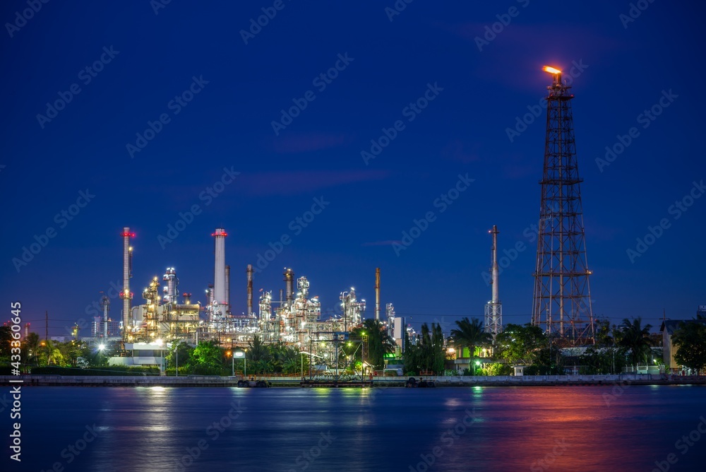 Obraz premium Oil refinery plant factory in industry economic zone. Petrochemical, petroleum, power energy and engineering concept