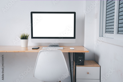 Photos Computer monitor with white blank screen on the business desk with wireless mous