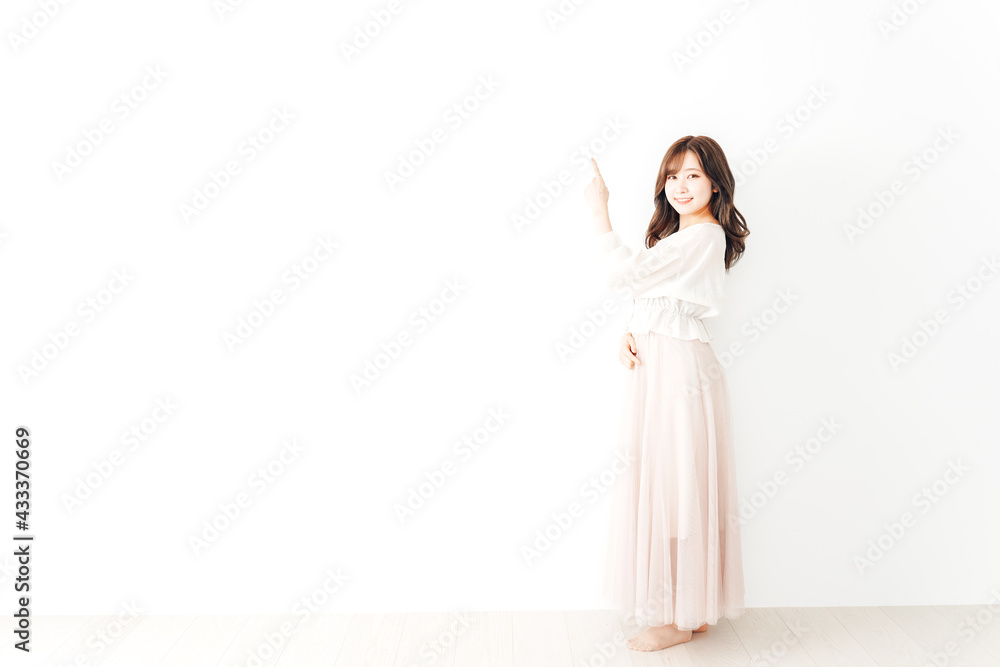 指差す若い女性 指差す若い女性
