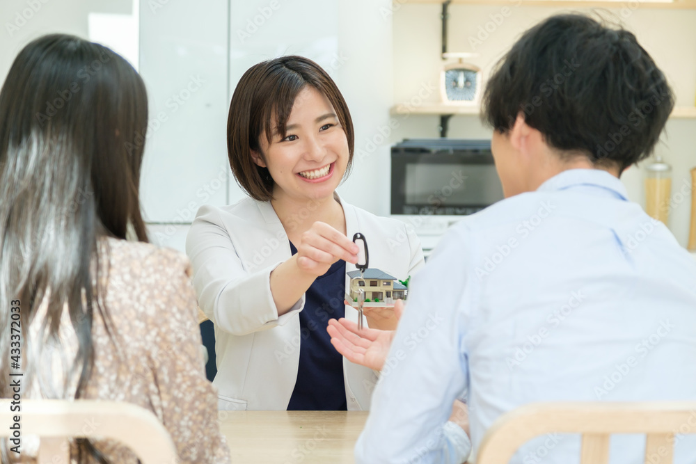 家の鍵を渡す女性 家の鍵を渡す女性