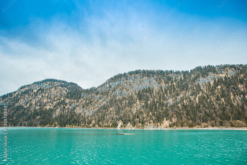 Frühling am türkisen Bergsee in den Alpen