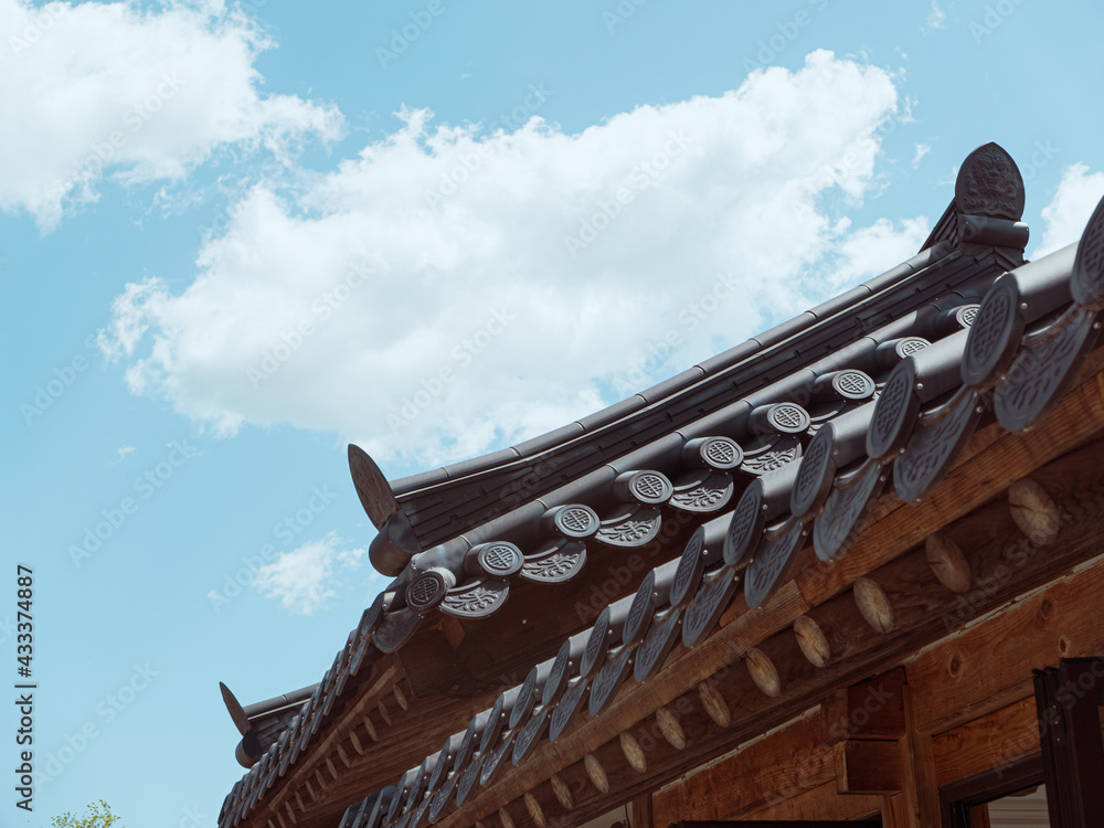 Obraz premium A Beautiful Stretch of Korean Traditional Roof And Blue Sky