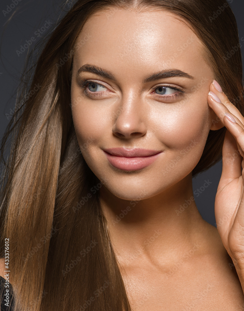 Obraz premium Beautiful woman long brunette smooth hair healthy skin natural make up beautiful smile
