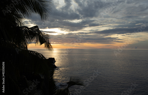 Coucher de soleil et ciel tourmenté