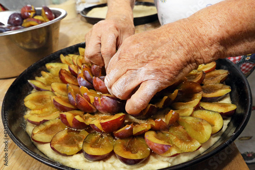 Pflaumenkuchen belegen photo