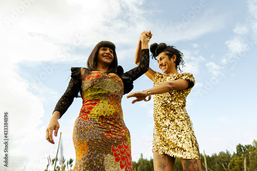 Mujeres transgénero bailando entre ellas en el campo abierto © Gerardo