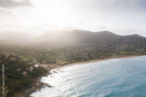 Vue aérienne de la plage du Pero de Cargèse (Carghjese) au lever du Soleil et des montagnes derrière, en Corse - Corsica drone