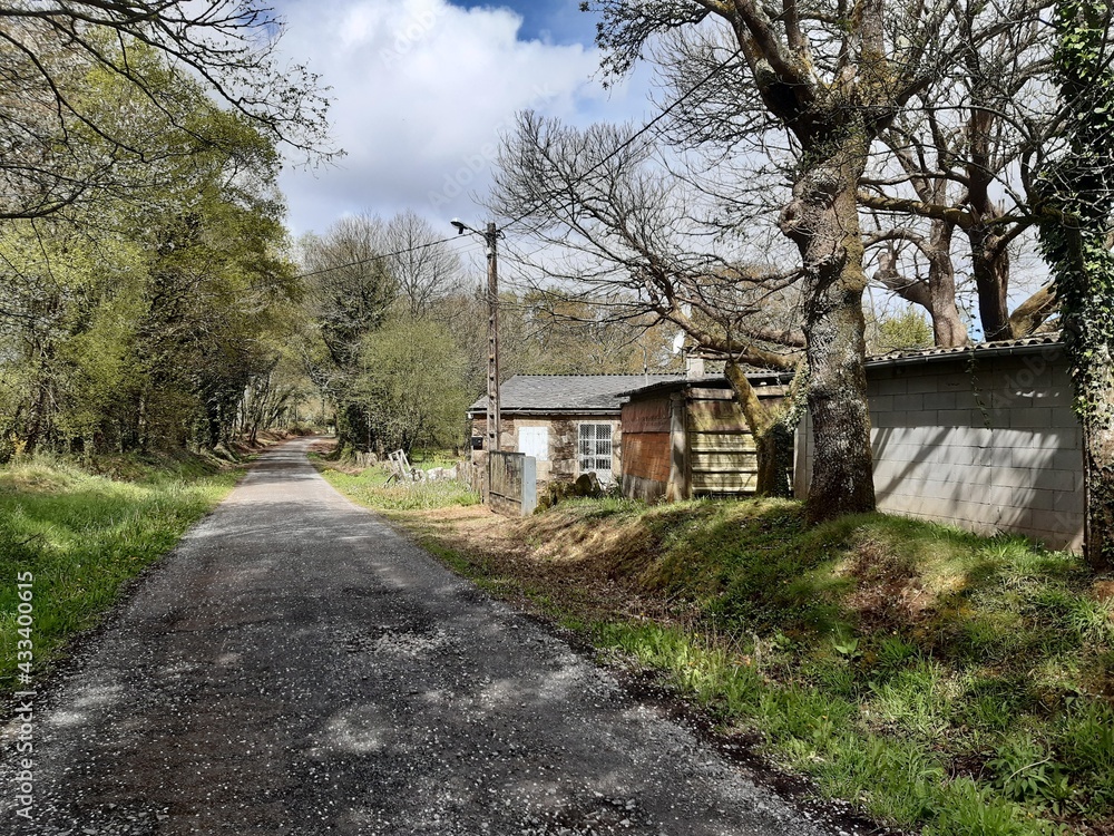 Pequeña vivienda típica de un entorno rural gallego durante los ...
