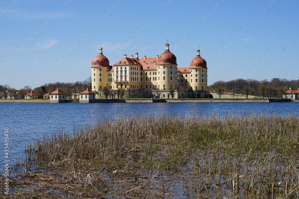 Blick über den Schlossteich zum Barockschloss Moritzburg